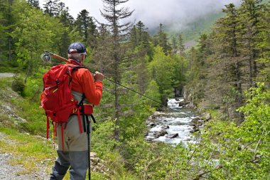 Yüksek dağlarda uçan balıkçılar