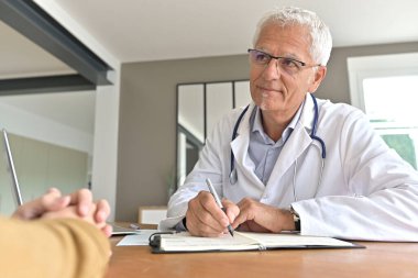 Görevdeki hastayla ilgilenen doktor.