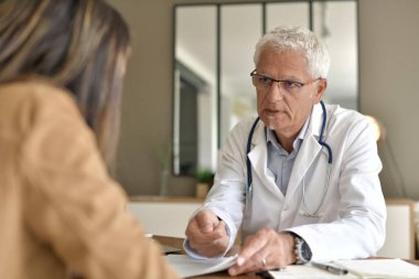 Görevdeki hastayla ilgilenen doktor.