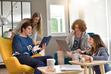 Bir grup ev arkadaşı evde eğleniyor.