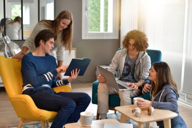 Bir grup ev arkadaşı evde eğleniyor.