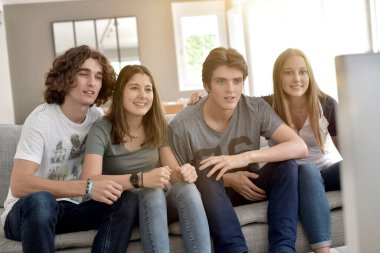 Bir grup arkadaş TV 'de maç izlerken neşeleniyor