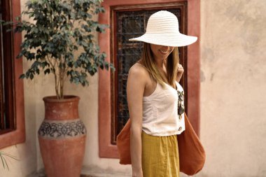 Geleneksel Fas Riad 'ını keşfeden şık bir kadın.