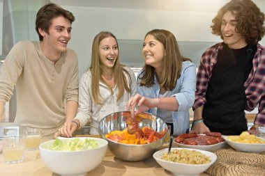 Ev arkadaşları evde birlikte yemek yapmayı seviyorlar.