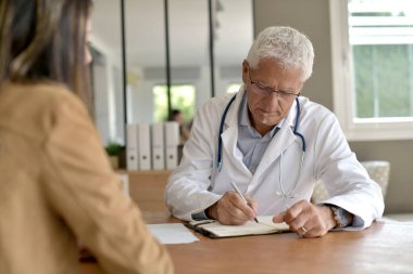 Görevdeki hastayla ilgilenen doktor.