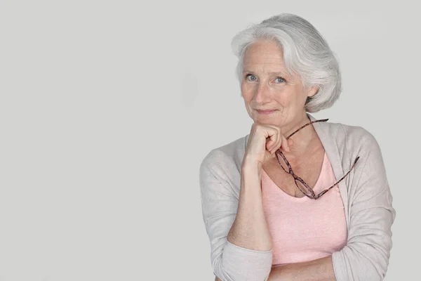 Retrato Mujer Mayor Con Anteojos Rojos Aislado — Foto de Stock