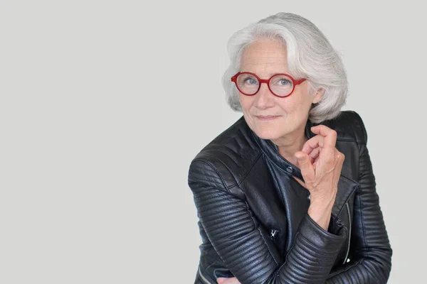 Porträtt Äldre Kvinna Med Skinnjacka Rock Stil Isolerad — Stockfoto