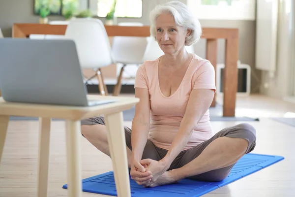 Mulher Sênior Fazendo Exercícios Fitness Casa Aulas Virtuais — Fotografia de Stock