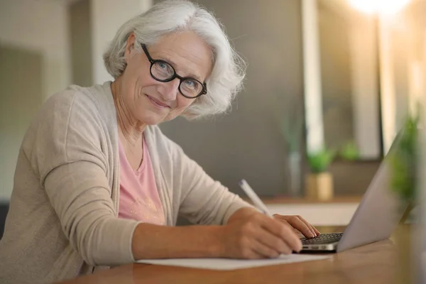 Senior Woman Using Laptop Computer Home — Stock Photo, Image