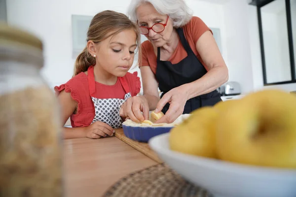 Großmutter Mit Enkelkind Backt Apfelkuchen — Stockfoto