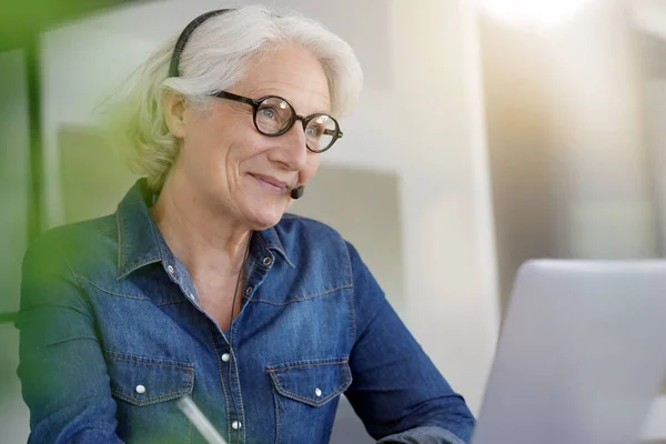 Aktive Seniorin Arbeitet Von Hause Aus Laptop — Stockfoto