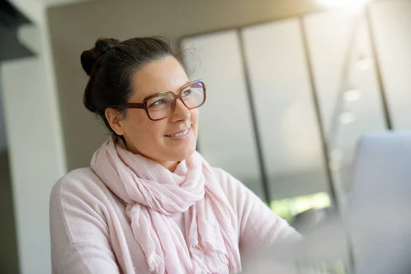 Mujer Sonriente Con Cabello Oscuro Bebiendo Caliente Mientras Está Conectado — Foto de Stock