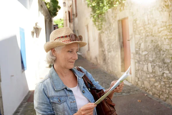 Retrato Una Mujer Mayor Visitando Ciudad Turística — Foto de Stock