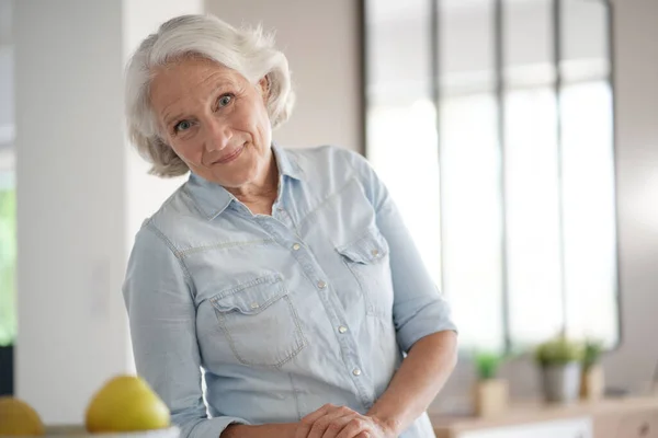 Πορτρέτο Της Χαμογελαστή Ηλικιωμένη Γυναίκα Άσπρα Μαλλιά — Φωτογραφία Αρχείου