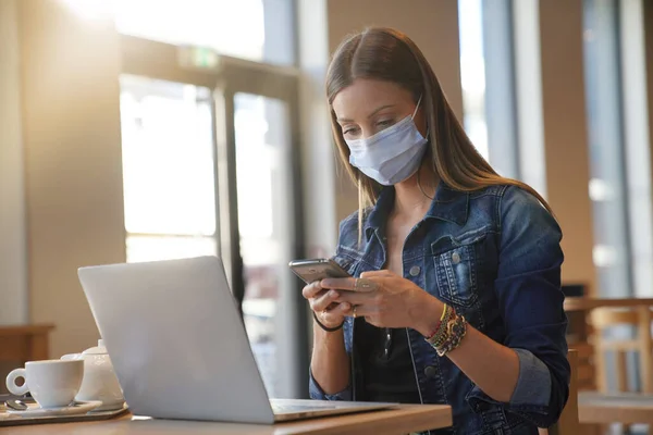 Młoda Kobieta Siedzi Kawiarni Pracuje Laptopie Maską Twarzy — Zdjęcie stockowe