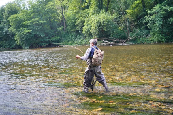 Uomo Pesca Mosca Estate Bellissimo Fiume Con Acqua Limpida — Foto Stock