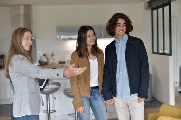 Pareja Joven Visitando Apartamento Moderno —  Fotos de Stock