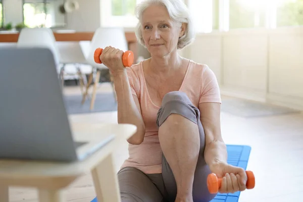 Kıdemli Kadın Evde Sanal Sınıf Aracılığıyla Spor Yapıyor — Stok fotoğraf