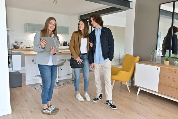 Pareja Joven Visitando Apartamento Moderno —  Fotos de Stock