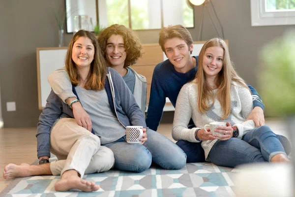 Vriendengroep Die Vloer Van Een Gedeeld Appartement Zit — Stockfoto