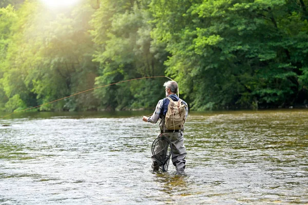 Uomo Pesca Mosca Estate Bellissimo Fiume Con Acqua Limpida — Foto Stock