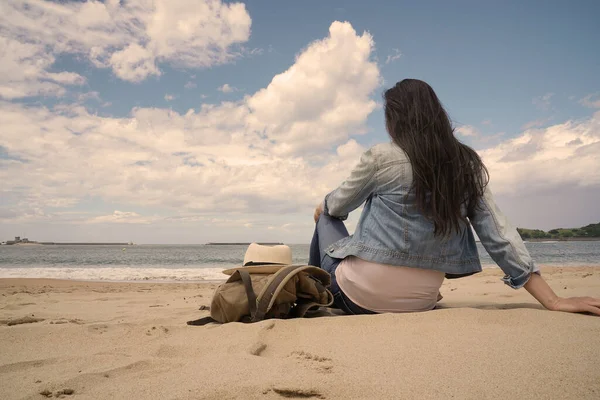 Back View Woman Looking Sea Beach — Stock Photo, Image