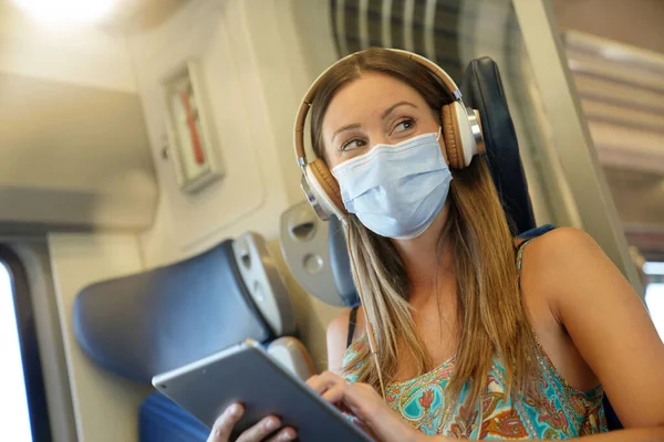 Mujer Joven Viajando Tren Con Máscara Facial —  Fotos de Stock