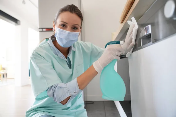 Καθαρίστρια Που Εργάζεται Μάσκα Προστασίας Και Γάντια — Φωτογραφία Αρχείου
