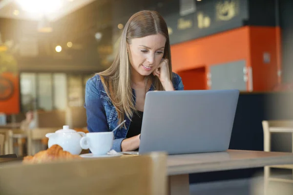Junge Frau Sitzt Café Und Arbeitet Laptop — Stockfoto