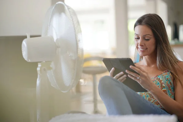 Vrouw Ontspannen Bank Een Warme Dag Met Behulp Van Ventilator — Stockfoto