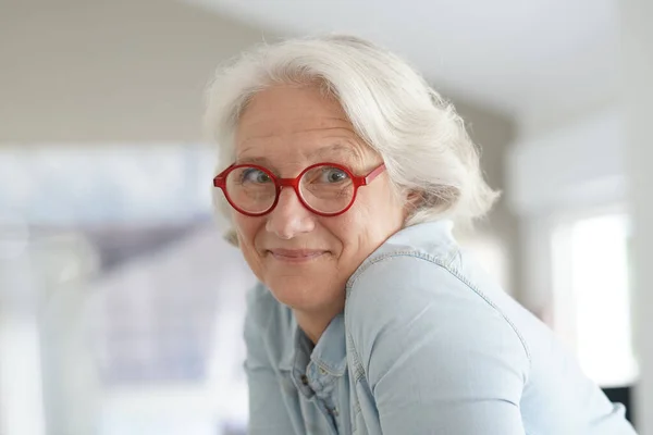 Mulher Sênior Sorridente Com Óculos Vermelhos — Fotografia de Stock