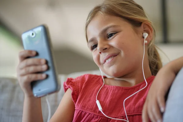 Jeune Fille Connectée Avec Smartphone Écouteurs — Photo