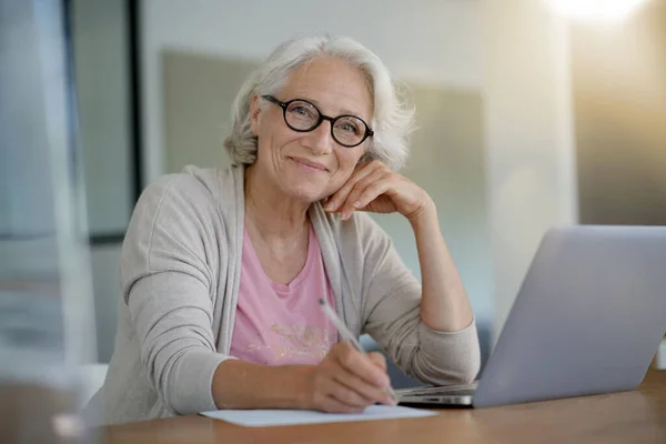 Senior Kvinna Som Använder Bärbar Dator Hemma — Stockfoto