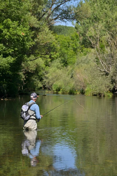 Pescatore Mosca Estate Pesca Fiume Montagna Con Trampolieri Cappello — Foto Stock