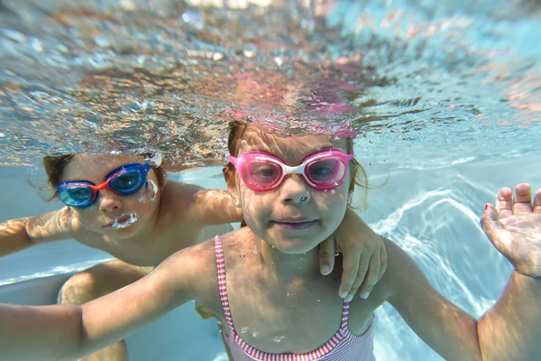 プールの水の下で泳ぐゴーグルを持つ子供の肖像画 — ストック写真