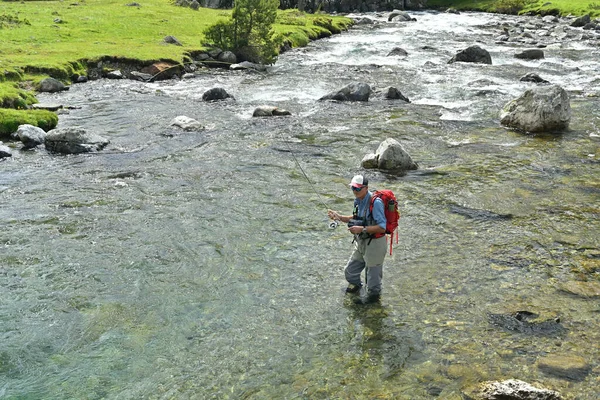 Vliegvisser Forel Vissen Met Een Wandelrugzak Een Blauw Shirt Hoge — Stockfoto