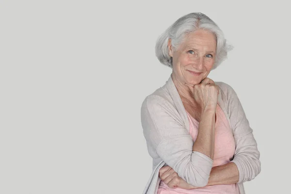 Çenesinde Elleri Olan Izole Edilmiş Yaşlı Bir Kadının Portresi — Stok fotoğraf