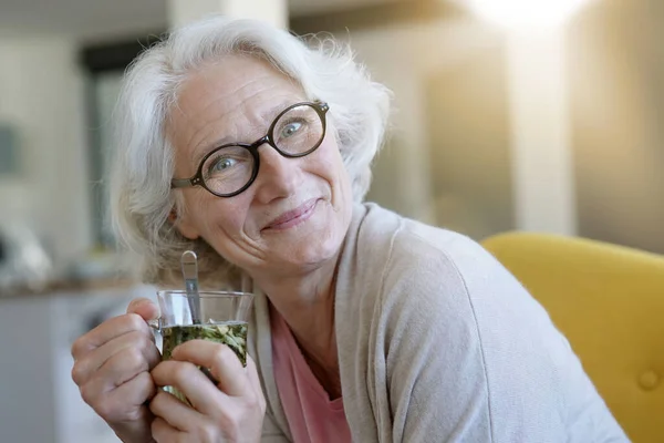 Porträt Einer Seniorin Die Kräutertee Trinkt — Stockfoto