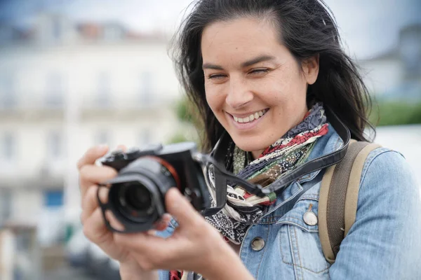 Porträt Einer Reporterin Beim Fotografieren Mit Spiegelreflexkamera — Stockfoto