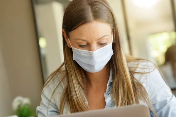 Mujer Joven Con Máscara Facial Trabajando Oficina —  Fotos de Stock