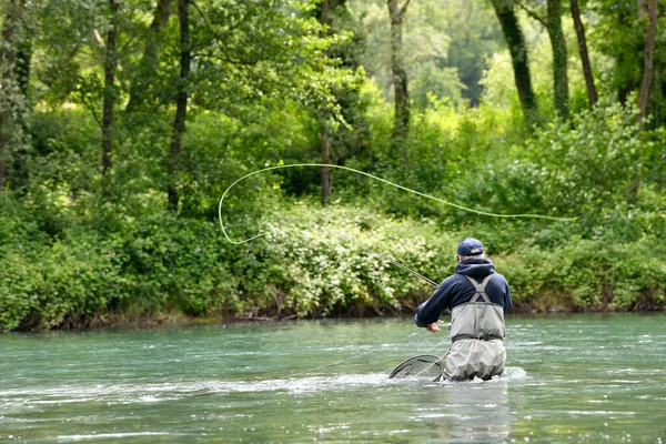 Pescatore Mosca Con Giacca Nera Pesca Mezzo Fiume Fiume Montagna — Foto Stock