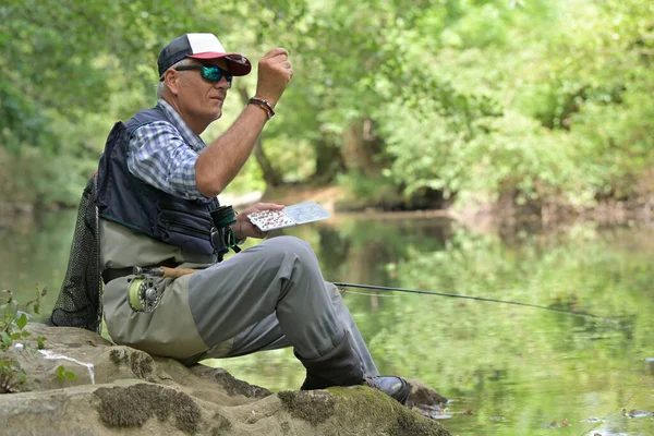 Fly Fisherman Summer Choosing His Fly Dry Fly Fishing — Stock Photo, Image