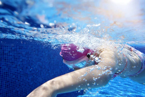 Jeune Fille Nageant Sous Eau Dans Piscine Bleue — Photo