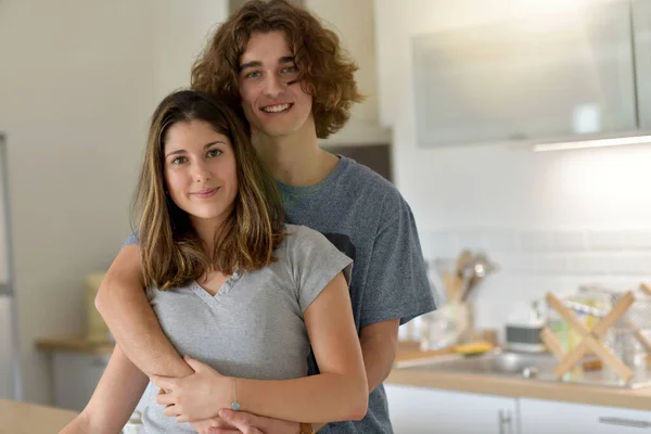 Pareja Joven Estudiantes Viviendo Juntos —  Fotos de Stock