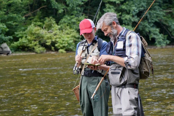 Ein Vater Und Sein Sohn Beim Fliegenfischen Sommer Auf Einem — Stockfoto