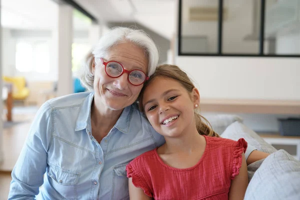 孫と笑顔の祖母の肖像 — ストック写真