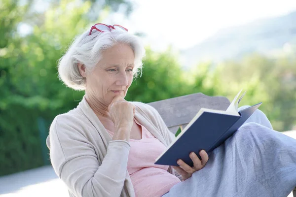 Oudere Vrouw Die Buiten Boek Leest — Stockfoto