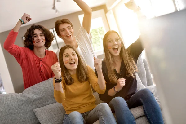 Junge Leute Unterstützen Spaniens Fußballnationalmannschaft Fernsehen — Stockfoto