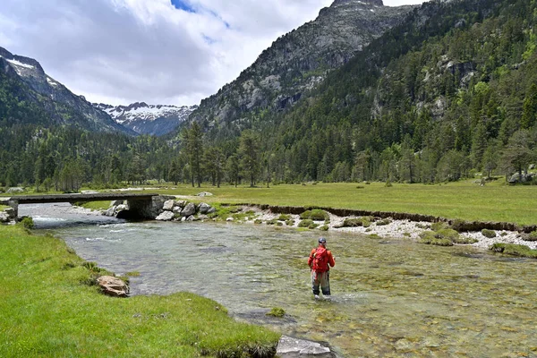 Fly Fisherman Red Backpack Red Jacket Fishing High Mountain River — Stock Photo, Image