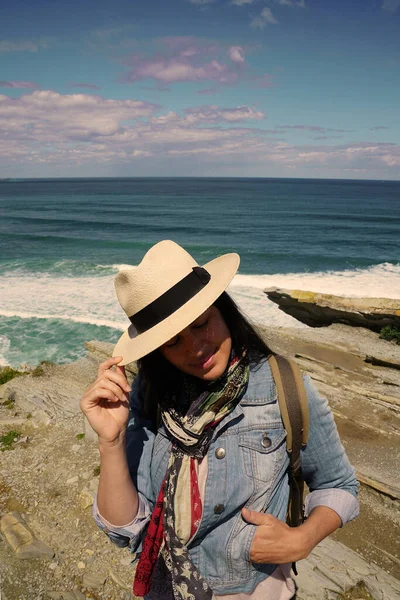 Mujer Con Sombrero Relajación Por Costa Del Océano —  Fotos de Stock